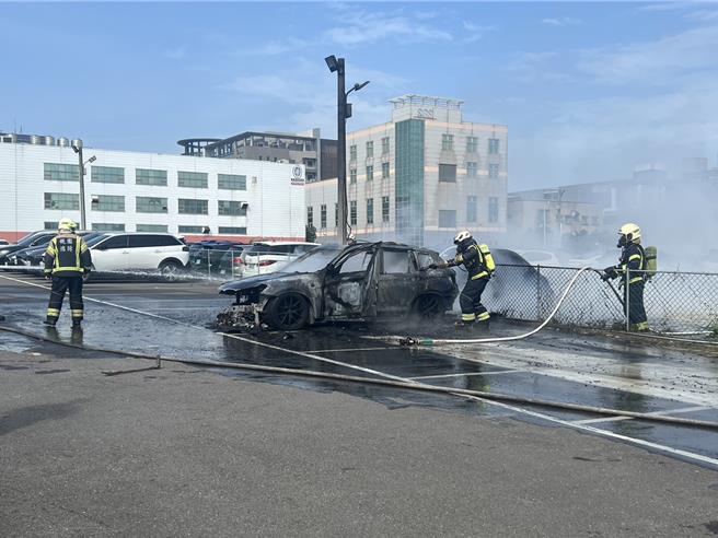 BMW停车突起火烧成火球，还波及后方宾士。（翻摄照片／蔡依珍桃园传真）