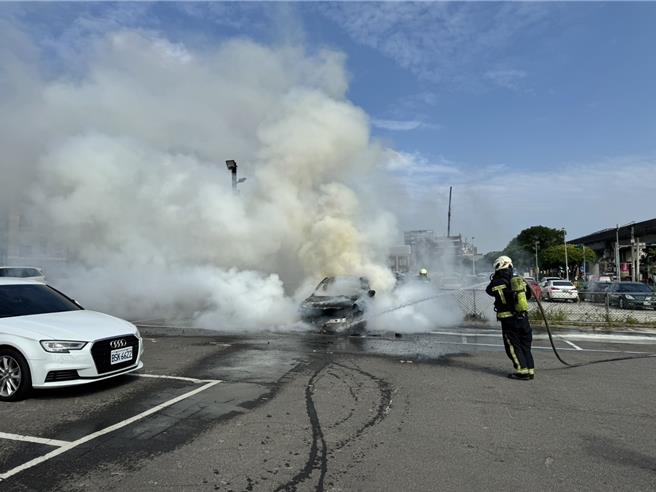 BMW停车突起火烧成火球，还波及后方宾士。（翻摄照片／蔡依珍桃园传真）