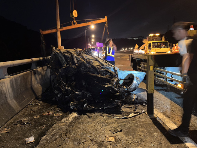 荣男驾驶小客车不明原因自撞分隔岛，车辆翻覆后随即起火燃烧。( 警方提供 )
