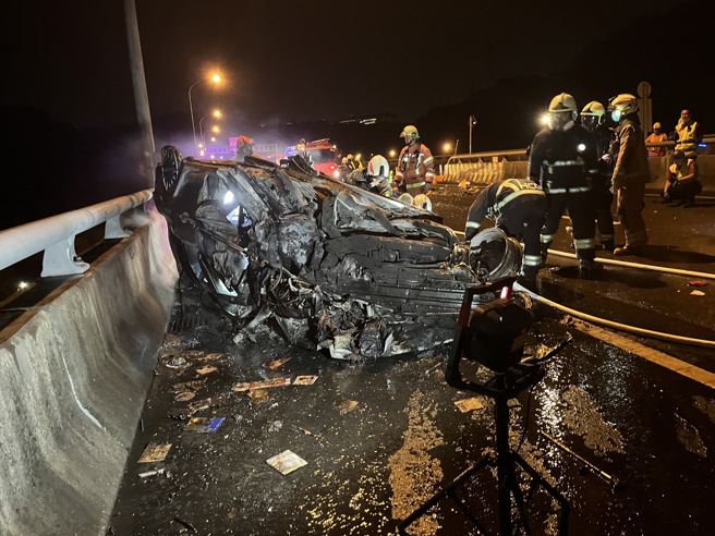 荣男驾驶小客车不明原因自撞分隔岛，车辆翻覆后随即起火燃烧。( 警方提供 )