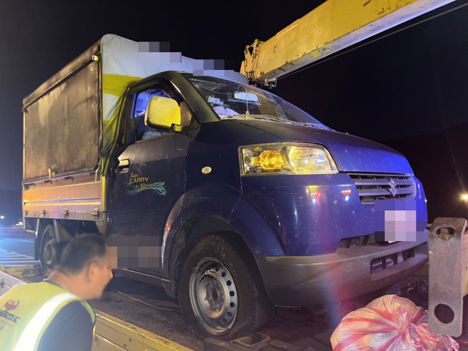 小货车因辗到事故车体碎片爆胎。( 警方提供 )