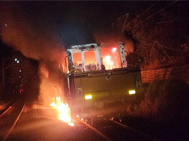 台铁1列工程砸道车，昨天（6日）深夜行经后里西正线K174＋500处，突然起火燃烧，猛烈火势令人触目惊心。（中市消防提供／王煌忠台中传真）