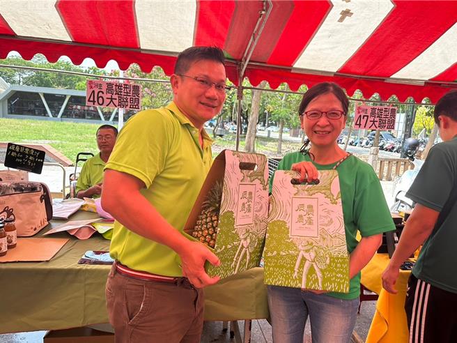 型農學堂執行長林慶揮（左）率領型農們參與義賣做公益。（高雄市農業局提供／林雅惠傳真）
