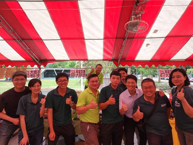 農業局副局長王正一（右二）嘉許型農們熱心公益。（高雄市農業局提供／林雅惠傳真）