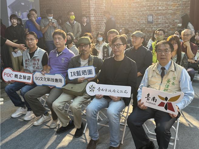 台南市長黃偉哲（右一）對於陳水扁將被特赦，他說，目前還只是傳聞，但尊重。（曹婷婷攝）