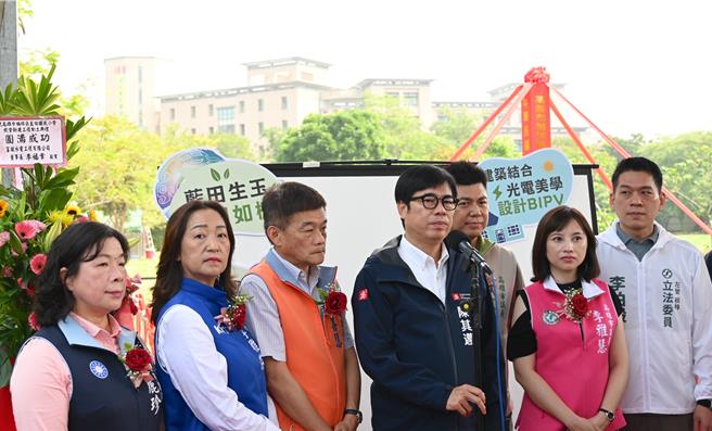 高雄市长陈其迈（前右三）7日在楠梓区回答民进党总召柯建铭失言风波时表情凝重。（林瑞益摄）