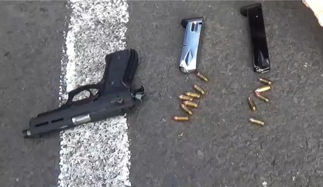 警方于曾嫌车上查获枪枝与子弹。（翻摄照片／洪靖宜高雄传真）