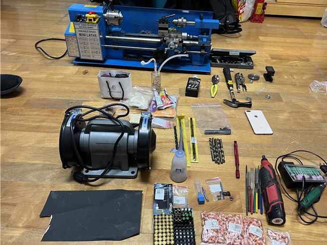 警方于曾嫌车上及住处中查获枪枝与改造工具。（翻摄照片／洪靖宜高雄传真）