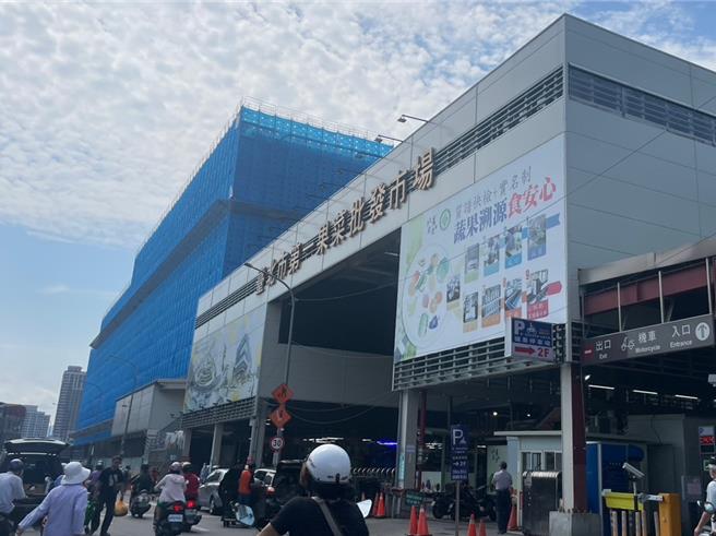 「一果及鱼类批发市场改建工程」2020年开工，3度流标后由威京集团的中华工程以125亿元得标，台北市议会今年并追加预算49亿元，截至4月施工进度34％。（刘彦宜摄）