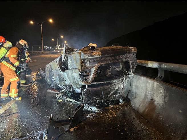 国一五杨高架道路泰山路段发生火烧车意外，驾驶受困车内活活烧死。（国道高速公路警察局提供／张铠乙新北传真）