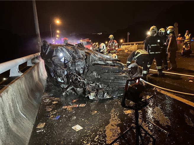 国一五杨高架泰山路段，今天凌晨1时许发生火烧车意外，驾驶不幸惨成一具焦尸。（国道高速公路警察局提供／张铠乙新北传真）