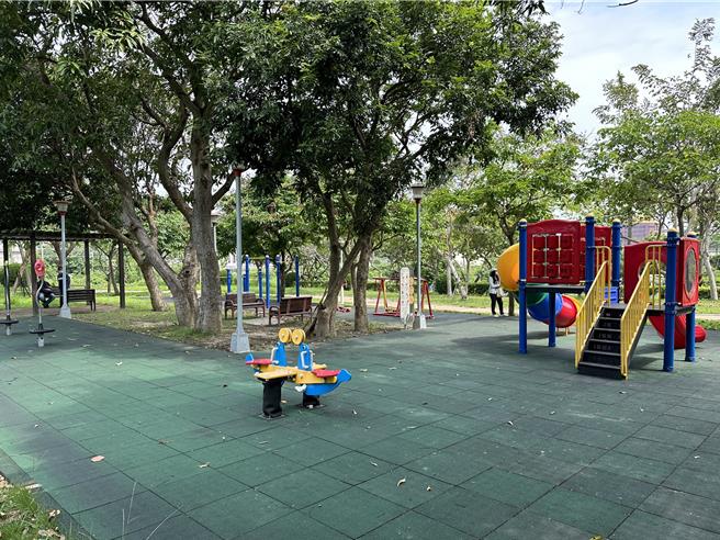 台中市大甲区中山公园邻近大甲妇女馆，但儿童游戏场设施老旧、不足，立委蔡其昌7日邀集相关单位会勘，争取整体儿童游戏场的规画改善及设施更新、增设。（蔡其昌办公室提供／潘虹恩台中传真）