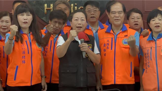 立法院民進黨團總召柯建銘失言風波持續延燒，國民黨籍花蓮縣長徐榛蔚（前左二）痛批民進黨踐踏花蓮人，疾呼黨主席賴清德應出面向花蓮人道歉。（羅亦晽攝）