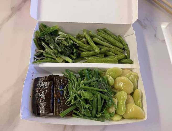 原PO买全素便当，夹5道蔬菜花了130元。（翻摄自爆废1公社）
