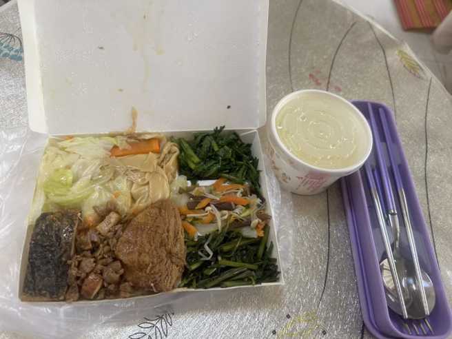 也有网友分享他的素食便当，8菜1汤只要75元。（翻摄自爆废1公社）