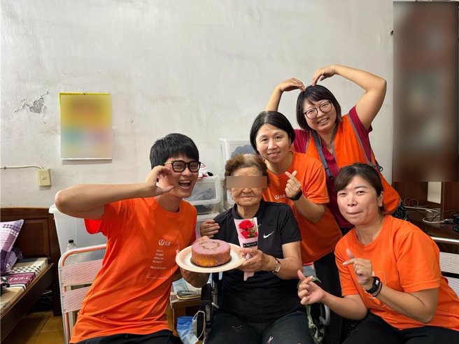 弘道社工和个管师陪伴许阿嬷过母亲节，许阿嬷开心的说，家里好久没那么热闹了！（记者林雅惠摄）