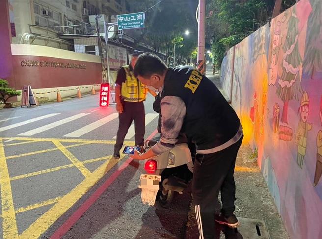 林园警分与环保局共同执行「环、警联合稽查改装噪音车勤务」（翻摄照片／洪靖宜高雄传真）