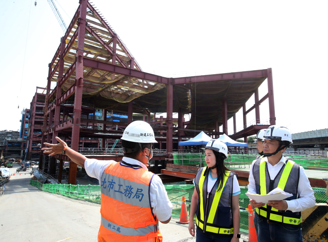 台北市议员锺小平（右）、林杏儿（中）及杨植斗7日前往「万大第一果菜及鱼类批发市场改建案」工地会勘工程进度。锺小平踢爆「万大第一果菜及鱼类批发市场改建案」是柯文哲的第四个弊案，并表示8日将去监察院要求监委弹劾柯文哲。（刘宗龙摄）