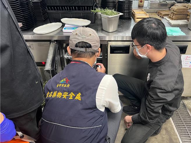 台中市和牛Emperor」与「御帝和牛」两家高檔和牛烧肉餐厅先前接连爆出食安风波，食安处7日表示，经稽查20家和牛烧肉业者，投保产品责任险及未发现逾期食材，其中7家因现场环境卫生有缺失，责令限期改善。（中市府提供／潘虹恩台中传真）