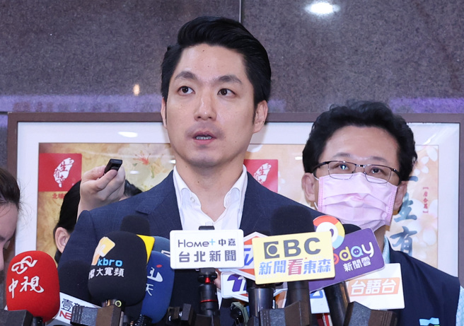 台北市擴大國中男生公費九價HPV疫苗接種政策7日舉行啟動記者會，市長蔣萬安（左）出席並回應媒體問題（陳俊吉攝）