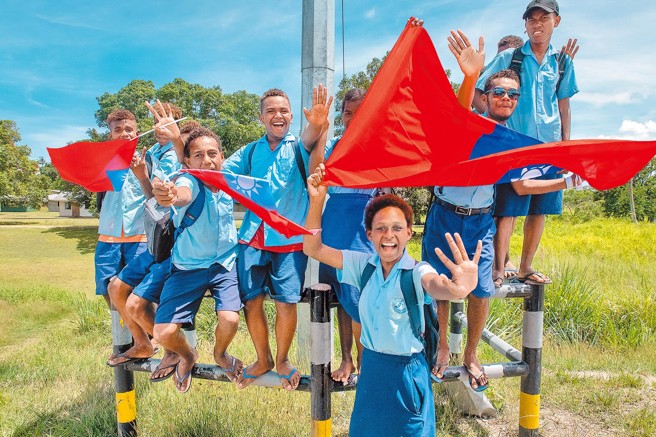 索罗门群岛曾是我友邦，图为当地学生曾经夹道欢迎蔡英文总统到访。（总统府提供／本报资料照片）