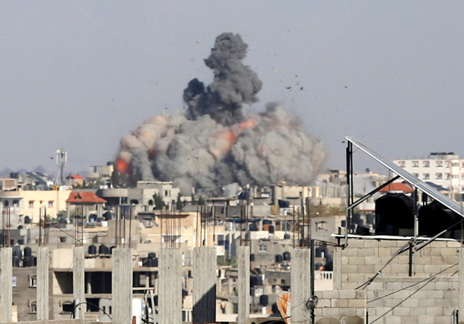 以色列军方7日宣布，已经控制加萨走廊南部拉法市连接埃及的关卡。图为以色列6日空袭拉法引发爆炸的画面。（图／路透社）