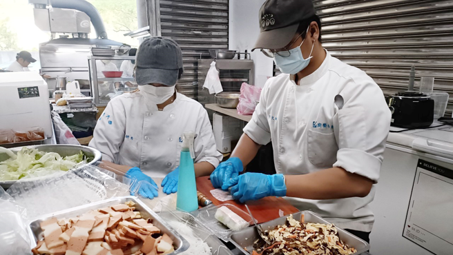 義大學子家鄉料理越式春捲襲捲眾人的味蕾，透過義賣方式以美食交流，獲得了很棒的經驗。(照片/義守大學提供)