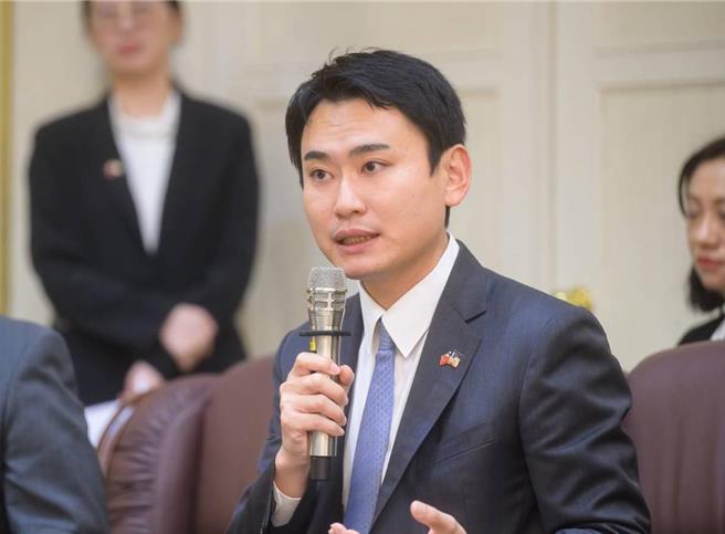 民进党立委陈冠廷指控嘉义县议员何子凡在网路媒体谈论其养猪场，受访内容涉违反选举罢免法和诽谤罪，检方已做出不起诉处分。（取自陈冠廷脸书粉专∕吕妍庭嘉义传真）