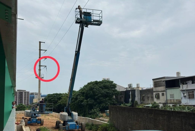 民间吊车勾坏69KV输电线路导致芦竹上万户大停电。（台电提供／蔡依珍桃园传真）