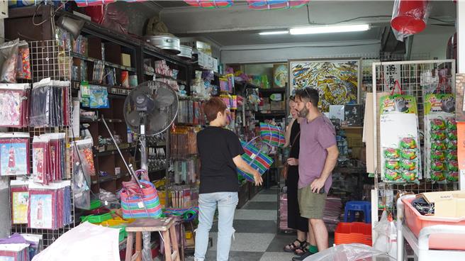 一对外国游客指定购买茄芷袋。（宝智华摄）