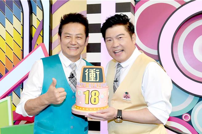 徐乃麟（左）、曾國城開心慶祝節目18週年。（華視提供）