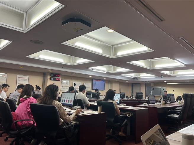 台北市7日召开教育委员会，针对北市高龄校舍改建EOD政策推动，国民党北市议员吴世正指出，前台北市长柯文哲，为了达成5万户社宅目标，把脑筋动到校园内，认为性质不同却硬要凑一起。（刘玮晴摄）