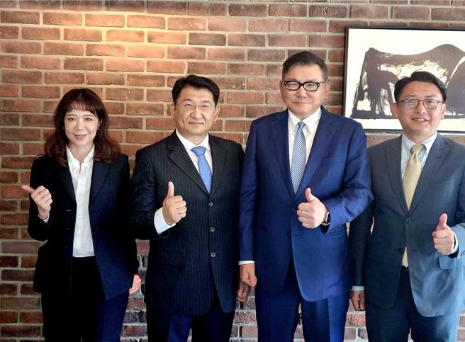 雅茗-KY首季转盈、EPS 3.69元 创单季新高，雅茗行销长王雅茵（左起）、总经理江锡毅、董事长吴伯超与投资长陈圣中今共同宣布发展计画。图／雅茗提供