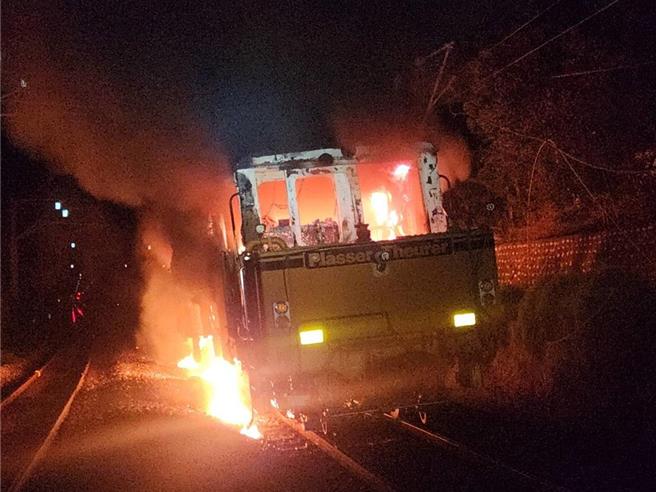 台铁1辆工程砸道车，6日深夜行经后里西正线K174＋500处，突然起火燃烧，猛烈火势令人触目惊心。（中市消防提供／王煌忠台中传真）