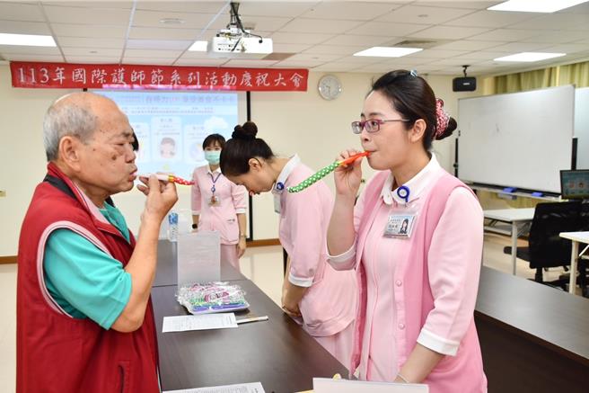 台大云林分院感谢护理人员长期付出，7日在虎尾院区举行「国际护师节庆祝大会暨系列活动」，除智慧护理应用研讨会，并安排吞咽教学，教导长者们如何增进口腔肌力，以及藉由日常练习强化吞咽肌群。（台大云林分院提供／张朝欣云林传真）