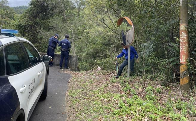 警方获报到场查缉。（大湖乡公所提供／李京升苗栗传真）