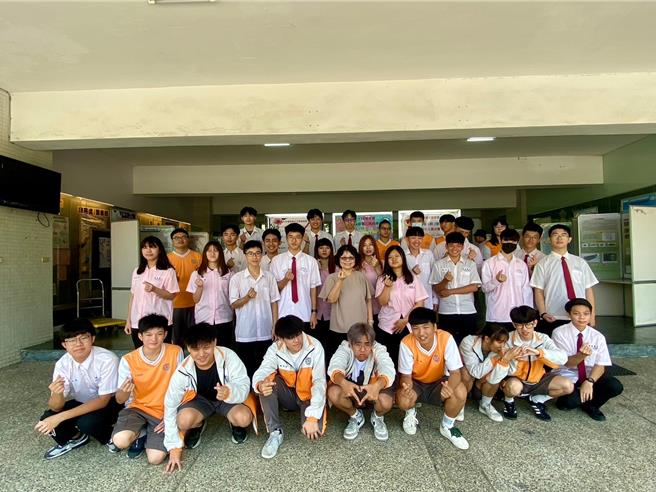 苗栗縣苗栗農工學生參加第64屆國立暨縣市公私立高級中等學校第二區科學展覽會，榮獲2特優、2優等、7佳作。（校方提供／李京昇苗栗傳真）
