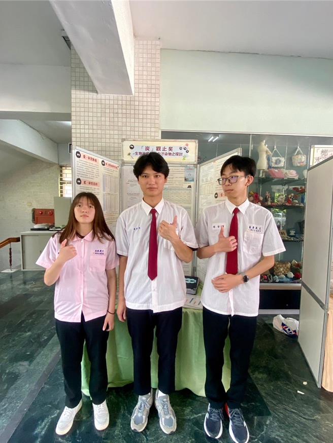 學生林珮琁、黃丞祥與楊哲維，以「炭」觀止矣-生物炭吸附水中汙染物探討榮獲特優。（校方提供／李京昇苗栗傳真）