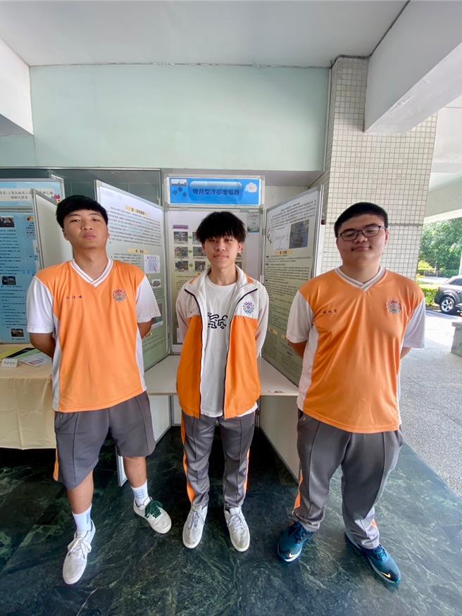 池佳峻、鍾東霖與陳柏宏同學則以彎月形冷卻增幅器榮獲特優。（校方提供／李京昇苗栗傳真）