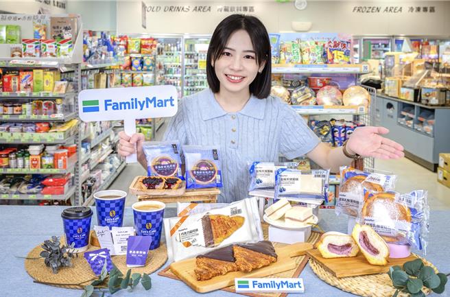 全家看好Z世代爱好感官新鲜感，推超商通路首见的「蓝莓乳酪蛋糕麵包」及近期流行的「扁可颂」等烘焙品。（全家提供／朱世凯台北传真）