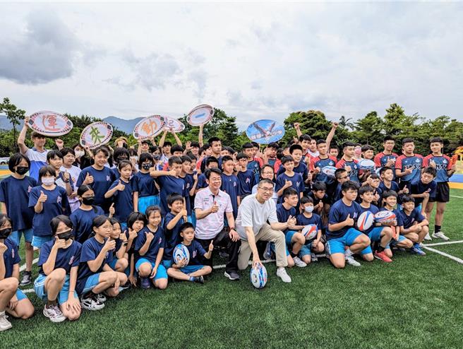 基隆市长谢国梁7日上午与德和国小、暖暖高中国中部的橄榄队员共同为全新的球场举行开球启用仪式。（张志康摄）