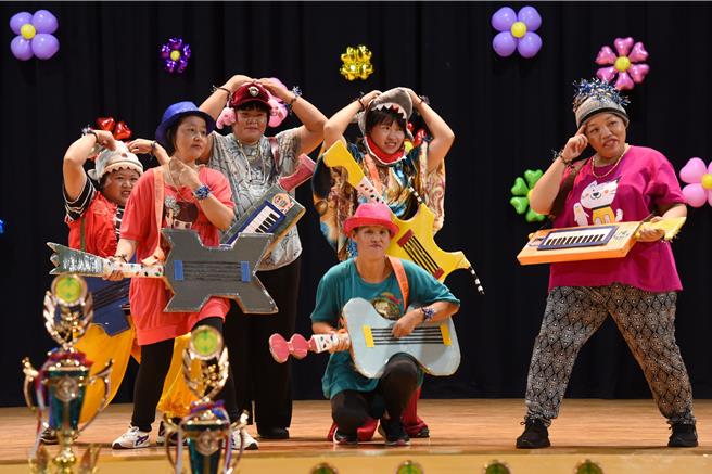 表演者道具一应具全。（苗栗县政府提供／李京升苗栗传真）