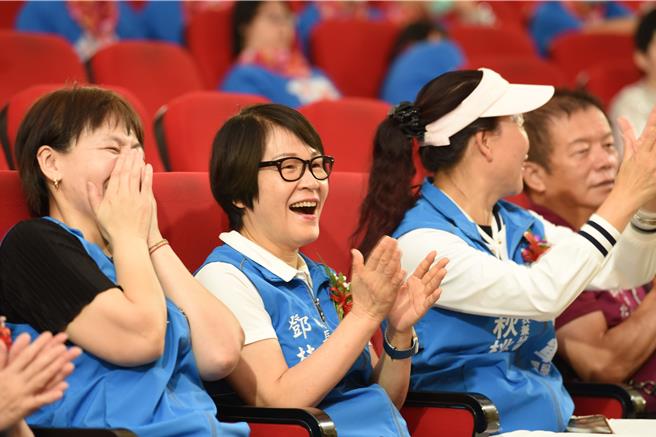 副县长邓桂菊等人观赏表演并给予掌声。（苗栗县政府提供／李京升苗栗传真）