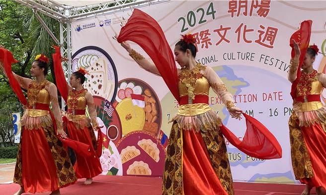 朝陽科大舉辦「國際文化周」7日登場，由來自印尼及蒙古的境外生演出家鄉傳統「大鵬鳥之舞」及馬頭琴演奏開幕，校園裡充滿濃濃的異國風情。（陳淑芬攝）