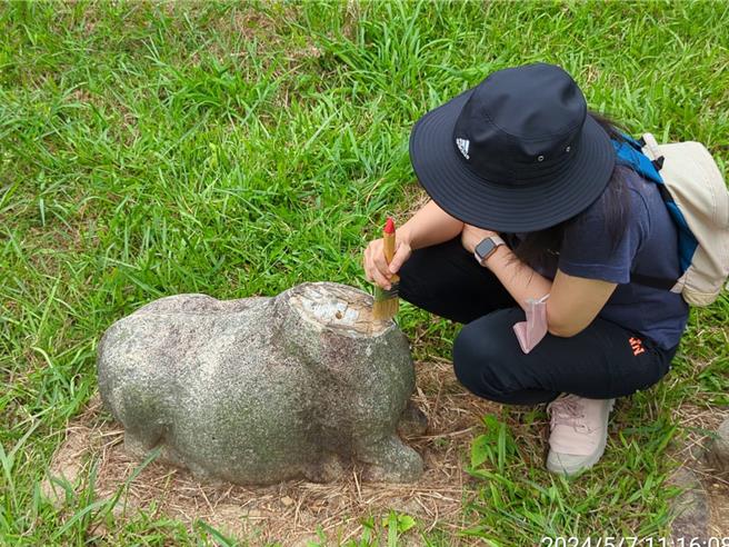 国定古蹟郑用锡墓前生羊首失窃，新竹市文化局日前已取得郑氏族人同意，如在2周内未寻回失物，暂时以复刻装回。（文化部文化资产局、文化资产保存研究中心提供）