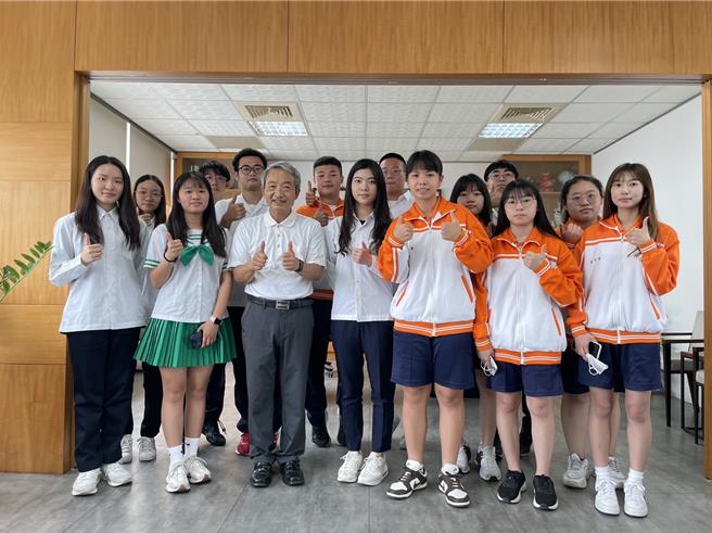 苗栗县私立君毅高中今年科技院校繁星升学成绩再创佳绩，校方推荐14人全数上榜，录取国立科大8人创校史纪录。（校方提供／李京升苗栗传真）