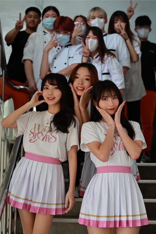 台钢雄鹰啦啦队WING STARS快闪君毅。（校方提供／李京升苗栗传真）