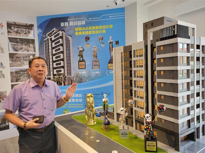 閤冠建設總經理蘇守品7日介紹新案「閤冠晶綻」華廈，公設比只有27.66％左右，22坪的2房產品，包括機械車位，總價大約900萬元。（圖：顏瑞田）