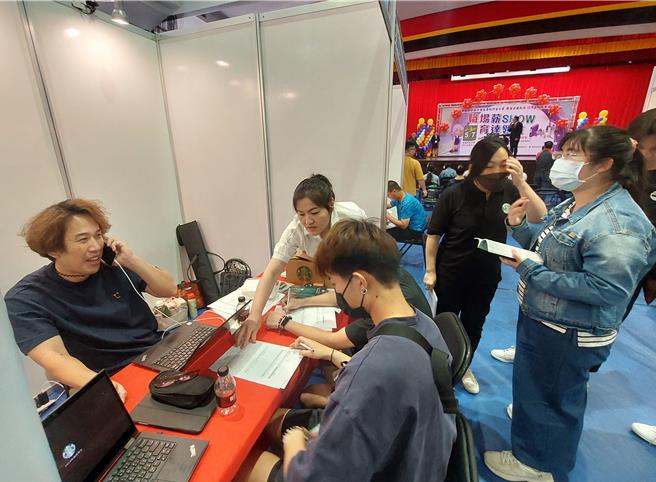 学生填写求职资料。（苗栗县政府提供／李京升苗栗传真）