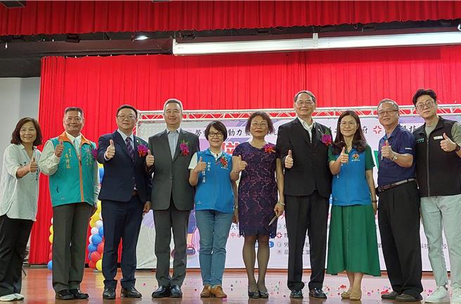 校园徵才博览会大合影。（苗栗县政府提供／李京升苗栗传真）